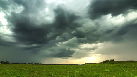 Nubes-Oscuras-Que-Emergen-En-El-Cielo-Sobre-El-Prado-Verde-En-La-Naturaleza-Al-Aire-Libre,-Lapso-De-Tiempo