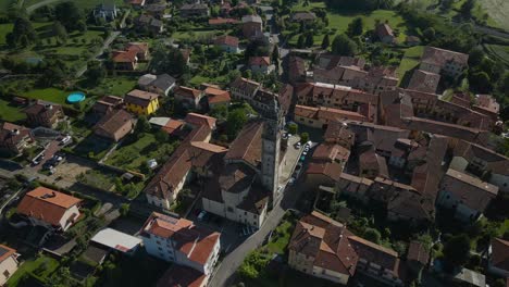 Glockenturm-Von-Pagnano,-Einer-Malerischen-Alten-Italienischen-Stadt,-Kleines-Dorf-In-Der-Lombardei,-Bergamo