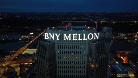 Aerial-rising-shot-of-BNY-Mellon-skyscraper-in-Pittsburgh,-PA