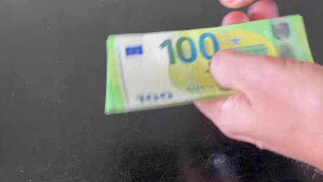 Männerhände-Nehmen-100-Euro-Banknoten-Auf-Und-Zählen-Sie