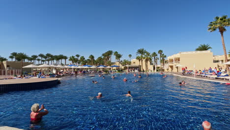 Urlauber-Im-Beach-Albatros-Resort-In-Hurghada,-Ägypten-Machen-Wassergymnastik