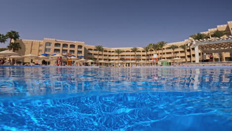 Refreshing-cool-swimming-pool-at-a-resort-in-Hurghada,-Egypt