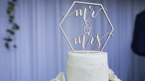 Mr-and-mrs-cake-topper,-wedding-cake