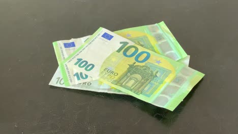 Billetes-De-100-Euros-Viejos-Y-Nuevos-En-Cámara-Lenta