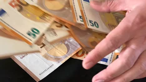 Ordenar-Billetes-De-50-Euros-Sin-Clasificar-Como-Una-Pila