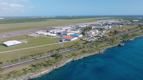 Drohnenansicht-Des-Internationalen-Flughafens-Las-Américas-An-Der-Karibischen-Küste