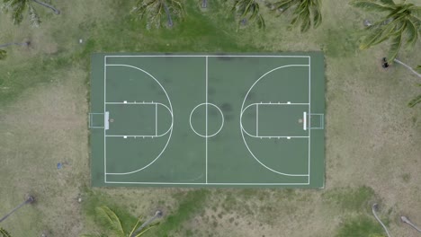 Tropischer-Basketballplatz-Von-Hawaii,-Umgeben-Von-Palmen