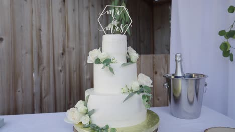 Beautiful-three-tier-wedding-cake