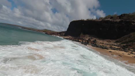 Vuelo-De-Drones-Fpv-De-Baja-Velocidad-Sobre-Olas-Rompientes-Hacia-La-Playa-Hawaiana