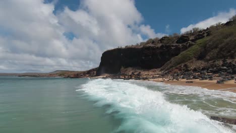 Luftaufnahmen-Einer-FPV-Renndrohne-Eines-Sonnenbeschienenen-Grünen-Ozeans-An-Einem-Sonnigen-Sommertag-In-Hawaii