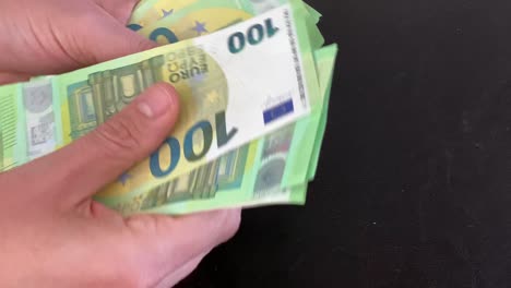 Nahaufnahme-100-€,-Mehrere-1000-Euro-In-Der-Hand-Zählen