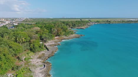 Felsige-Küste-Des-Unterwasser-Nationalparks-La-Caleta,-Boca-Chica-In-Der-Dominikanischen-Republik