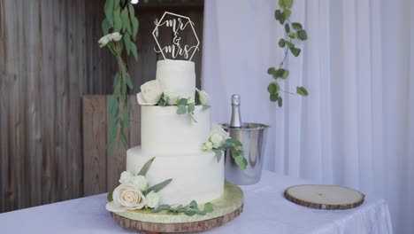 Delicious-three-story-wedding-cake-with-cake-topper