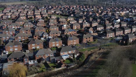 Mehrere-Energiesymbole-Blinken-über-Der-Luftaufnahme-Des-Britischen-Nachbarschaftsimmobilienkonzepts