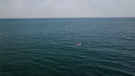 Eine-Schnell-Folgende-Luftaufnahme,-Die-Ein-Kleines-Boot-Verfolgt,-Das-Sich-Im-Meer-Vor-Der-Küste-Von-Bari,-Italien,-Befindet