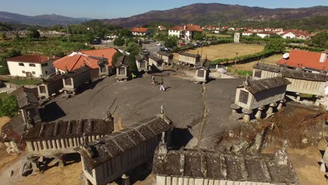 Menschen-Besuchen-Alte-Getreidespeicher-Im-Dorf-Soajo,-Portugal