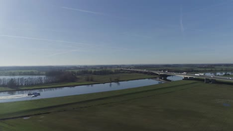 Drohnenaufnahme-Von-Boot-Und-Autobahn-In-Der-Natur-Zwischen-Grasfeldern