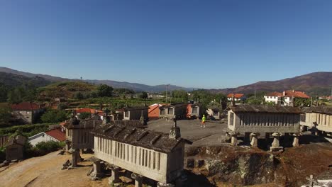 Antiguos-Graneros-En-El-Pueblo-De-Soajo,-Portugal