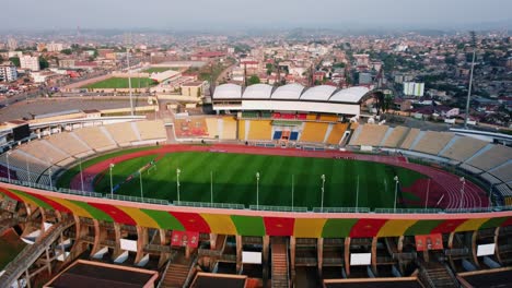 Stade-Omnisports-Ahmadou-Ahidjo-Stadion,-Goldene-Stunde-In-Yaoundé,-Kamerun---Luftaufnahme