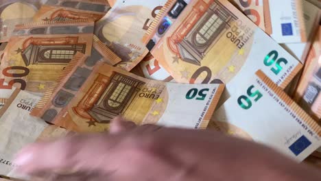 50-Euro-Banknoten-Liegen-Reichlich-Auf-Einem-Tisch