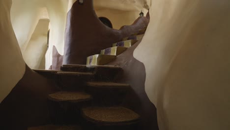 Subiendo-La-Escalera-Dentro-Del-Hotel-Casa-Loca
