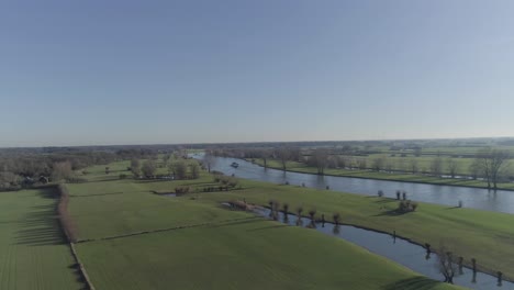 Große-Drohnenaufnahme-Von-Grasfeldern-Mit-Vögeln-Und-Wasser