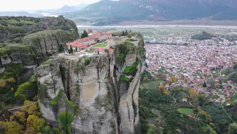 4K-Μετέωρα,-Ελληνικά,-Meteora,-Holy-Trinity-Monastery,-Camera-Moves-Left,-Monastery-on-a-Mountain,-Landscape---Aerial-Drone,-Travel-Advertisement,-Meteora-Greece,-Ancient-Greece,-Cinematic,-God