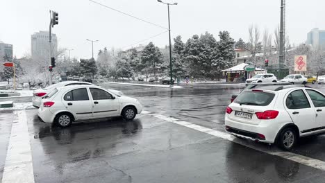 Überqueren-Sie-Die-Straßenkreuzung,-Straßenlaterne,-Stadtverkehr-Und-Fußgänger,-Die-Auf-Gehwegen-Gehen.-Gehwegkonzept-Und-Autos,-Die-Im-Winter-Schnell-Fahren,-Vereiste-Straße,-Starker-Schneefall-In-Teheran,-Iran,-Schneewetter,-Kalt
