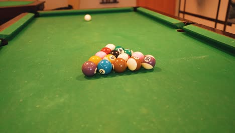 Snooker-Billardtisch-Spielbereit-Orbitalschuss-Warmes-Licht
