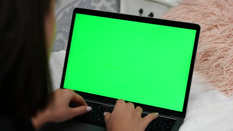 Frau-Tippt-Auf-Laptop-Tastatur-Mit-Grünem-Bildschirm,-Bloggen-Oder-Journalismus-Konzept,-Nahaufnahme