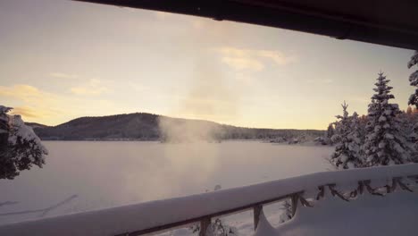 Staubiger-Schnee,-Der-Bei-Einem-Sonnenaufgang-Im-Winter-Vom-Dach-Fällt