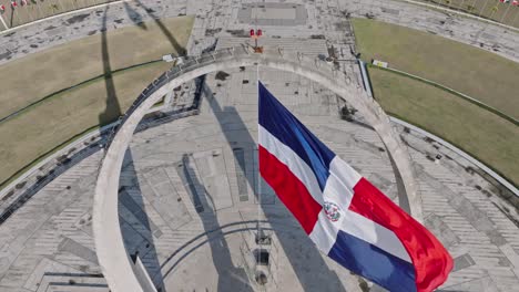 Plaza-De-La-Bandera---Triumphbogen-Mit-Der-Flagge-Der-Dominikanischen-Republik-In-Der-Stadt-Santo-Domingo