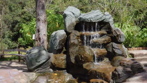 Ein-Kleiner-Brunnen-Oder-Wasserfall-Aus-Steinen-Im-Da-Lat-Skulpturenmuseum,-Vietnam