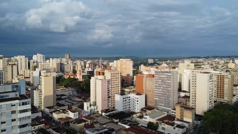 Casas-Y-Edificios-De-Ribeirão-Preto-En-Un-Día-Nublado