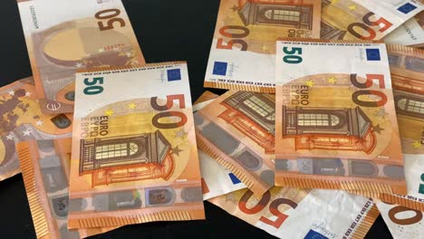 Los-Billetes-De-50-Euros-Caen-Lentamente-Sobre-La-Mesa