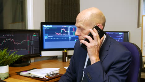 Ein-Reifer-Geschäftsmann,-Börsenmakler,-Der-Einen-Anruf-Entgegennimmt-Und-In-Seinem-Handelsbüro-Antwortet