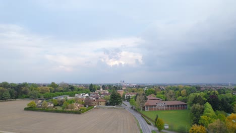 Luftaufnahme-über-Der-Stadt-Vimercate-In-Italien,-An-Einem-Sonnigen-Tag-Mit-Blauem-Himmel-Und-Einigen-Wolken