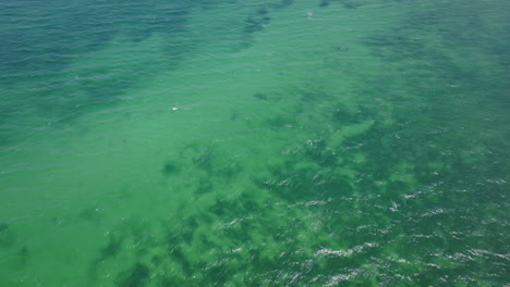 Große-Luftaufnahmen-Vom-Grün-Und-Blau-Des-Mittelmeers-Mit-Booten,-Die-Zwischen-Den-Wellen-Treiben
