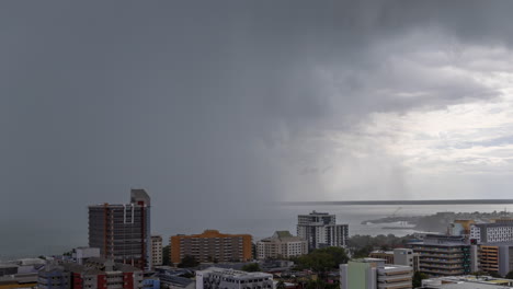 Zeitraffer-Des-Nachmittäglichen-Monsunsturms,-Der-Während-Der-Regenzeit-Am-Nachmittag-über-Den-Hafen-Von-Darwin-Rollt