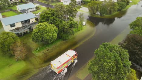 Feuerwehrauto-Fährt-Durch-Hochwasser,-Nachdem-Zyklon-Gabrielle-über-Neuseeland-Hinwegfegt