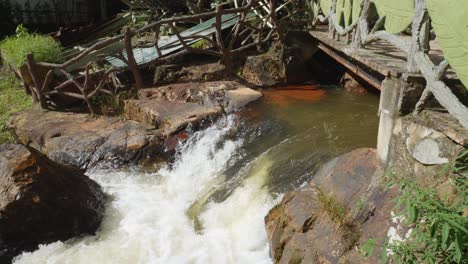 Touristen-überqueren-Holzbrücken-Im-Naturschutzgebiet-Datanla-Wasserfall-In-Da-Lat,-Vietnam