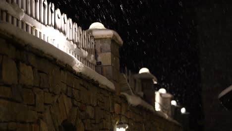 Die-Umliegende-Steinmauer-Ist-In-Einer-Winternacht-Mit-Schnee-Bedeckt,-Hintergrund-Des-Weihnachtsfamilienkonzepts