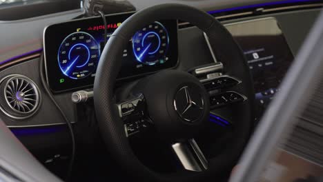 Técnico-Conecta-Una-Baliza-A-Un-Mercedes