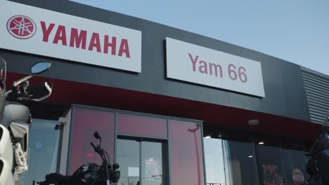 Schaufenster-Eines-Yamaha-Motorradhändlers