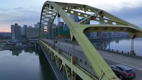 Fort-Pitt-Bridge-Mit-Der-Skyline-Von-Pittsburgh-Im-Hintergrund