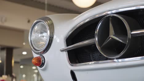 Frontscheinwerfer-Einer-Weißen-Mercedes-Sammlungsuhr