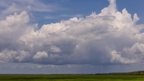 Zeitraffer-Tropischer-Sturmwolken-Mit-Regen,-Die-Sich-Während-Der-Regenzeit-über-Feuchtgebiete-Im-Nördlichen-Territorium-Bewegen