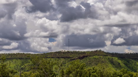 Lapso-De-Tiempo-De-Nubes-De-Tormenta-Sobre-Una-Montaña-Con-Una-Torre-De-Telecomunicaciones-En-El-Territorio-Del-Norte