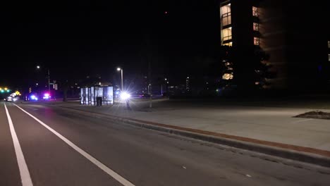 Massenerschießungspolizei-Der-Michigan-State-University-Rennt-Zum-Gebäude