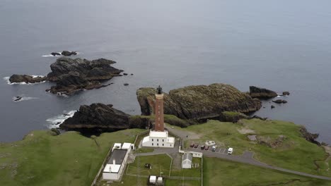 Drone-shot-of-the-Tarbat-Ness-Lighthouse-in-Ness-on-a-sunny,-Summer's-day